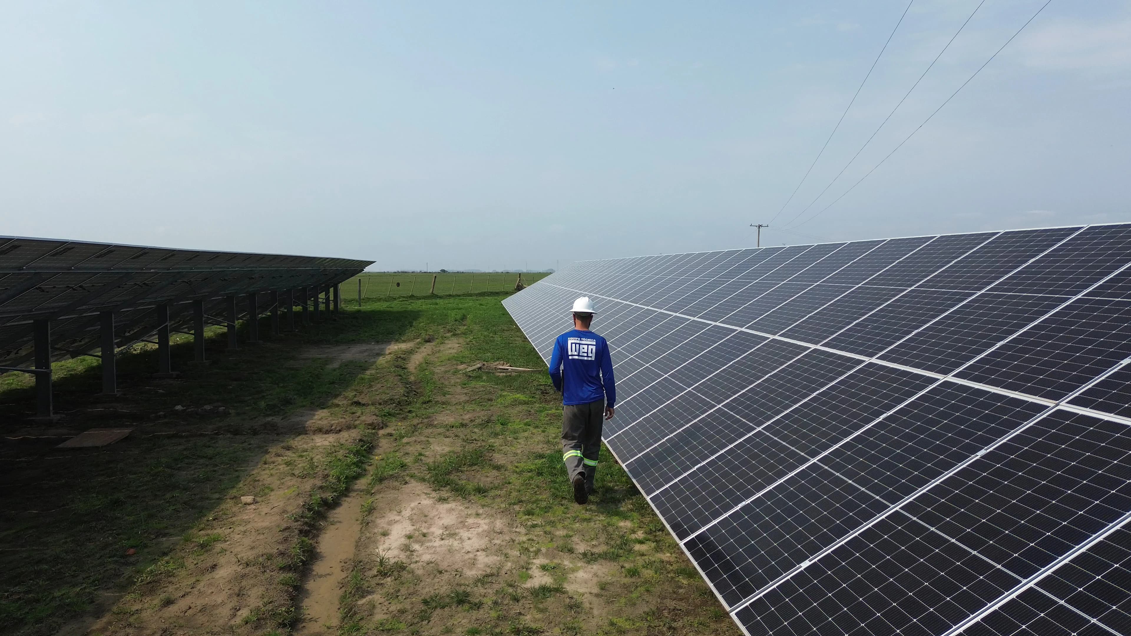 Consultor da Nury Energia inspecionando uma usina solar